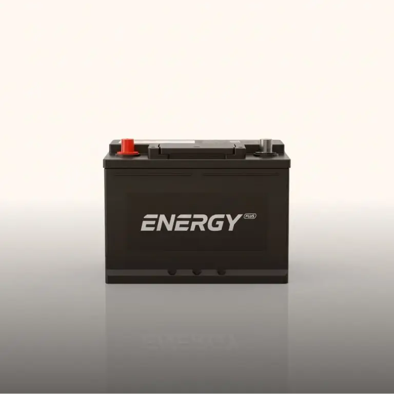 Bateria de carro preta com o nome "ENERGY Plus" em destaque na parte frontal. Os polos positivo (vermelho) e negativo estão visíveis na parte superior.