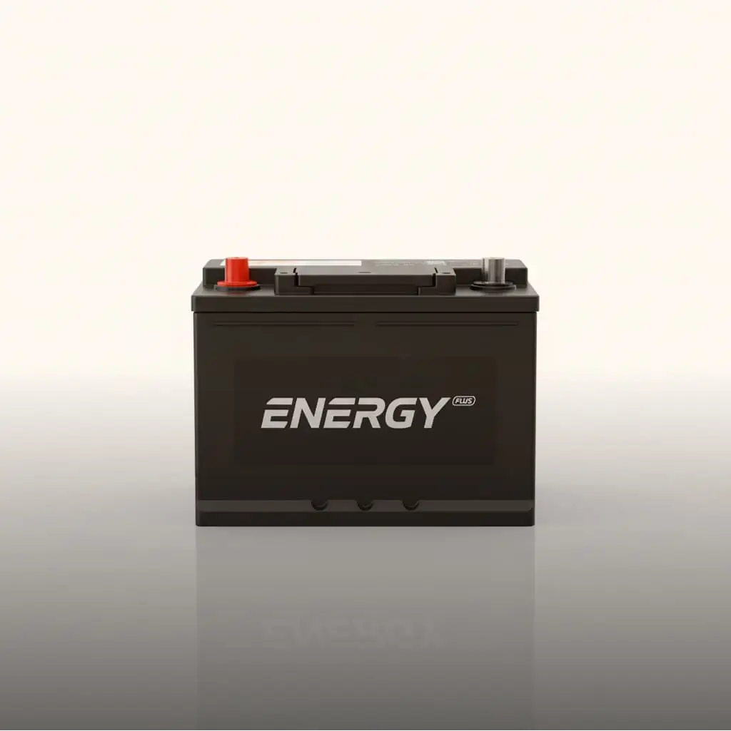 Bateria de carro preta com o nome "ENERGY Plus" em destaque na parte frontal. Os polos positivo (vermelho) e negativo estão visíveis na parte superior.